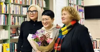 罗敏新画册《折枝记》巴黎发布会在法国女性书店举行