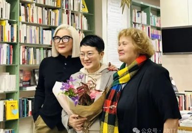 罗敏新画册《折枝记》巴黎发布会在法国女性书店举行